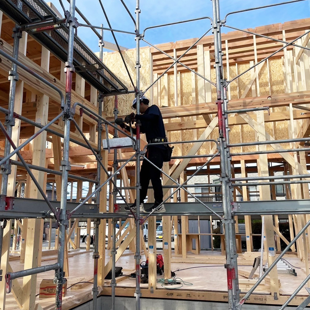 戸建ての足場を設置する様子